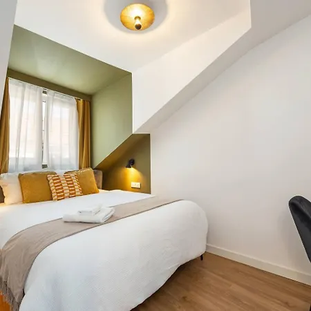 Stylish In The Heart Of Antwerp - Sleeps 9 *