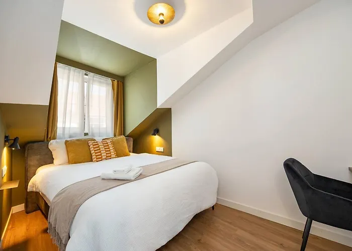 Stylish In The Heart Of Antwerp - Sleeps 9 *