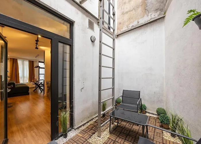 Stylish In The Heart Of Antwerp - Sleeps 9 *